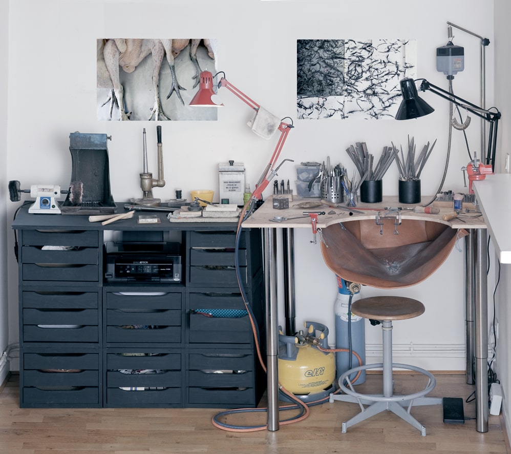 Photo d'un établi de bijoutier, celui de la créatrice Louise Vurpas. Bijouterie-joaillerie sur-mesure