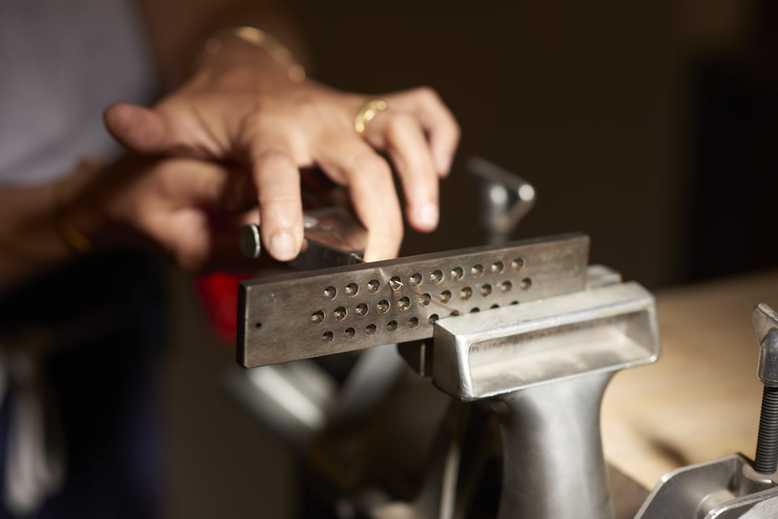 On voit l'établi de la créatrice Louise Vurpas pour Bijouterie Fine et ses outils - Bijouterie joaillerie, sur-mesure