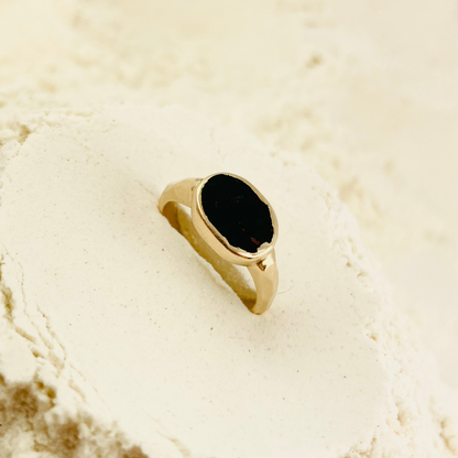 Packshot Bague Egée Jaspe Sanguine en vermail par la créatrice Louise Vurpas pour Bijouterie Fine