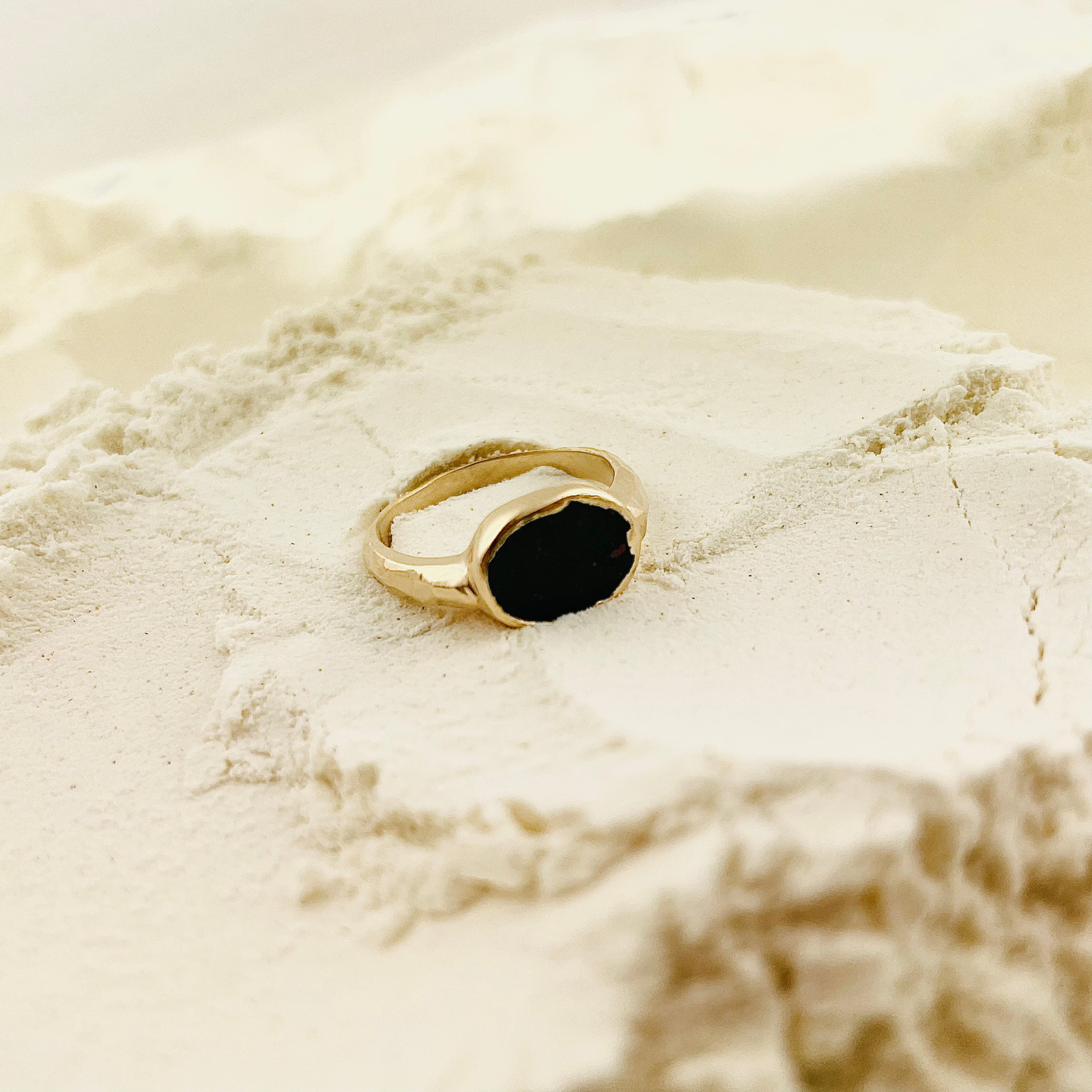 Packshot Bague Egée Jaspe Sanguine en vermail par la créatrice Louise Vurpas pour Bijouterie Fine