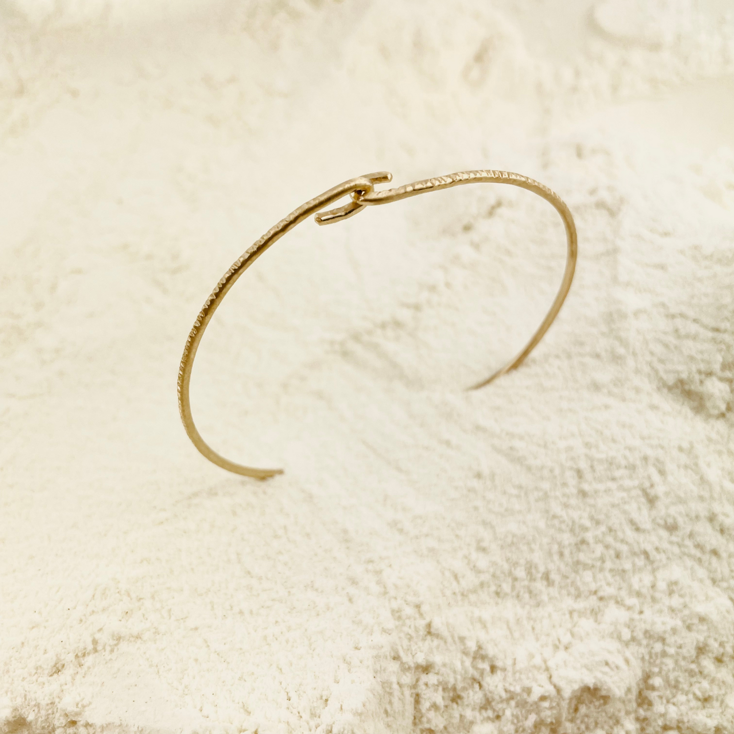 Packshot Bracelet Thin en vermeil par la créatrice Louise Vurpas pour Bijouterie Fine
