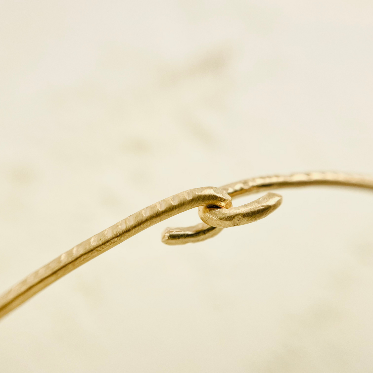 Packshot Bracelet Thin en vermeil par la créatrice Louise Vurpas pour Bijouterie Fine