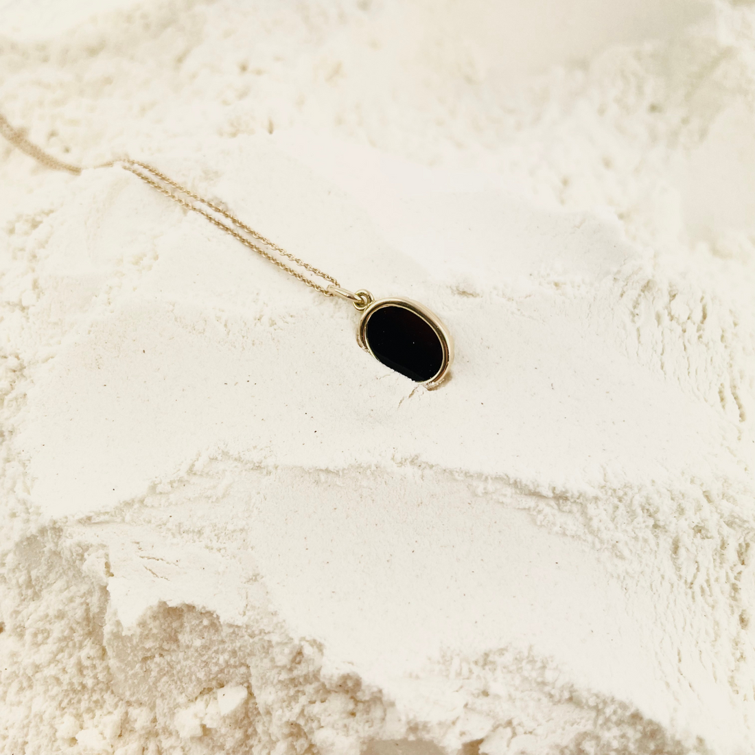 Packshot Collier Aimée en Or 750 par la créatrice Louise Vurpas pour Bijouterie Fine