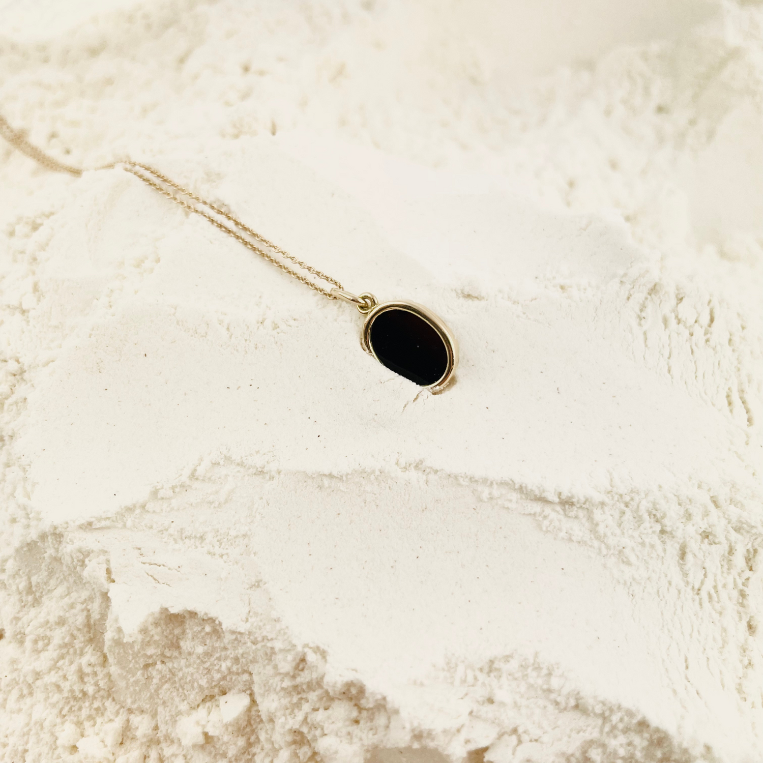 Packshot Collier Aimée en Or 750 par la créatrice Louise Vurpas pour Bijouterie Fine