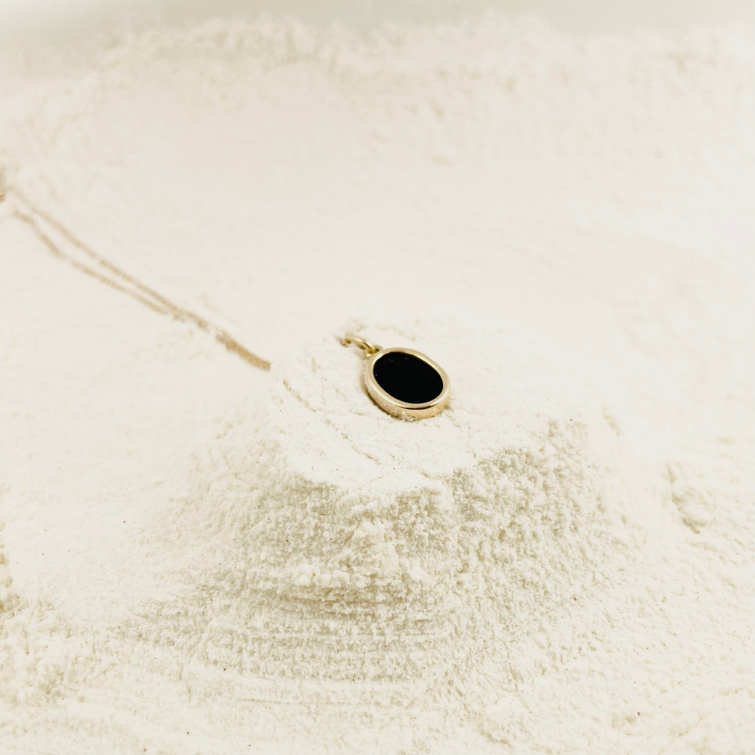 Packshot Collier Aimée en Or 750 par la créatrice Louise Vurpas pour Bijouterie Fine