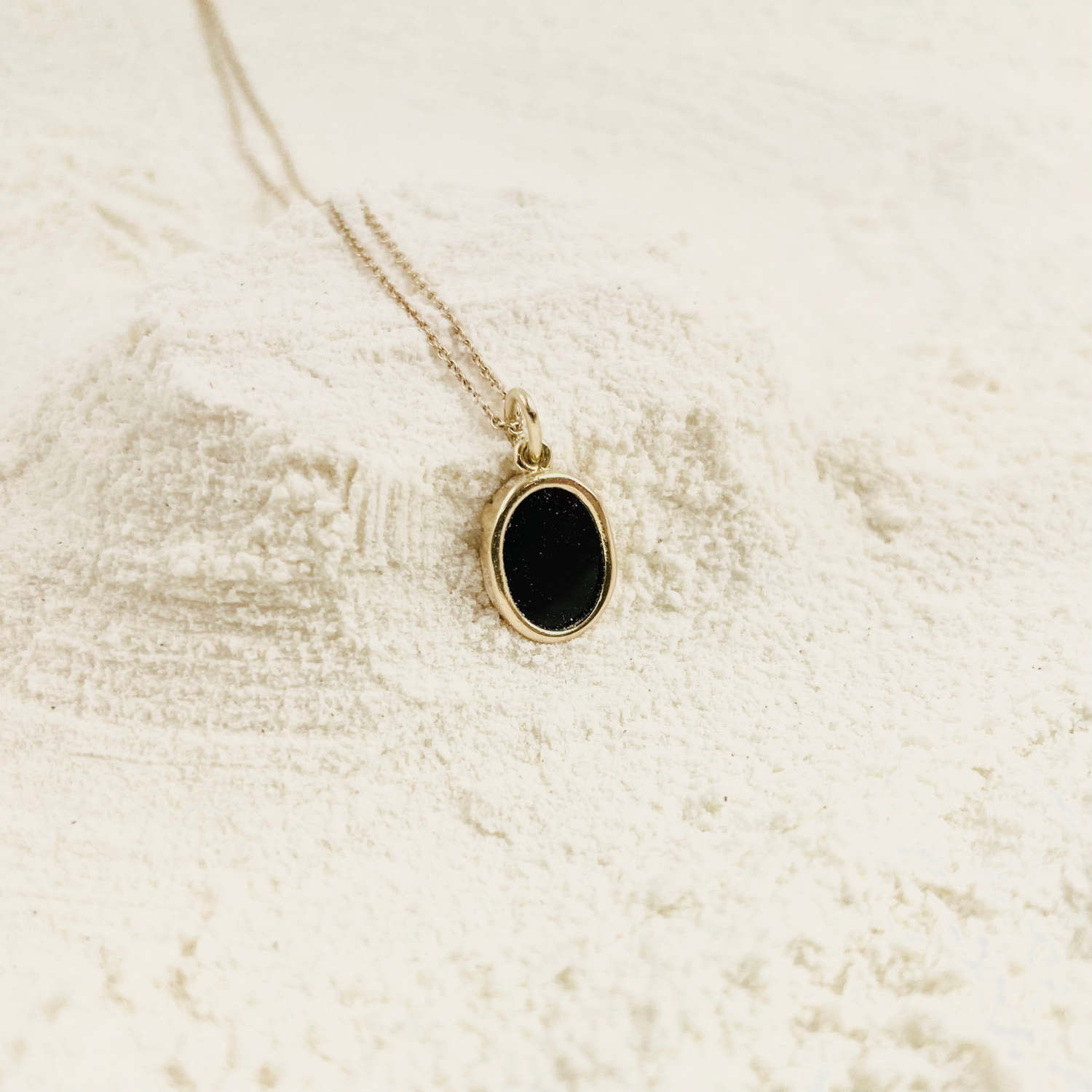 Packshot Collier Aimée en Or 750 par la créatrice Louise Vurpas pour Bijouterie Fine