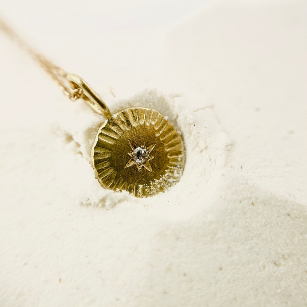 Packshot collier Étoile en Or 750 par la créatrice Louise Vurpas pour Bijouterie Fine