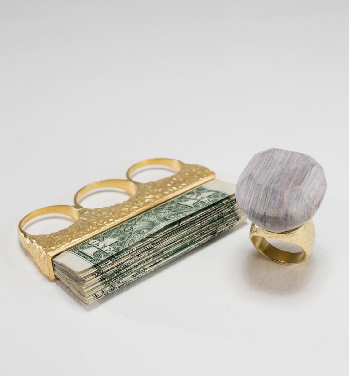 Photo des 2 bagues que Louise Vurpas a conçu pour l'exposition Bling Ring. Bijouterie-joaillerie sur-mesure