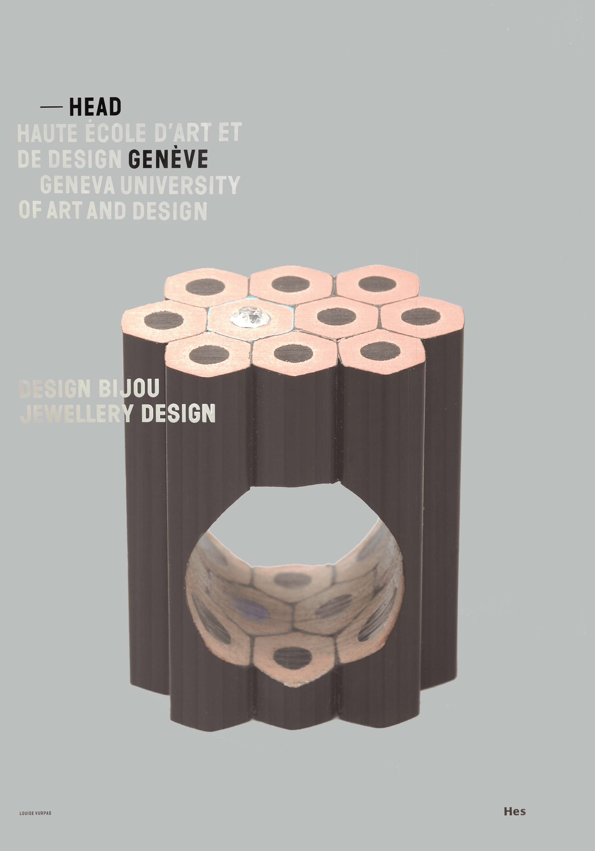 Affiche de la Haute Ecole d'Art et de Design de Genève, sur laquelle on peut voir une bague faite en crayons à papier, imaginée et fabriquée par la créatrice Louise Vurpas. Bijouterie-joaillerie sur-mesure