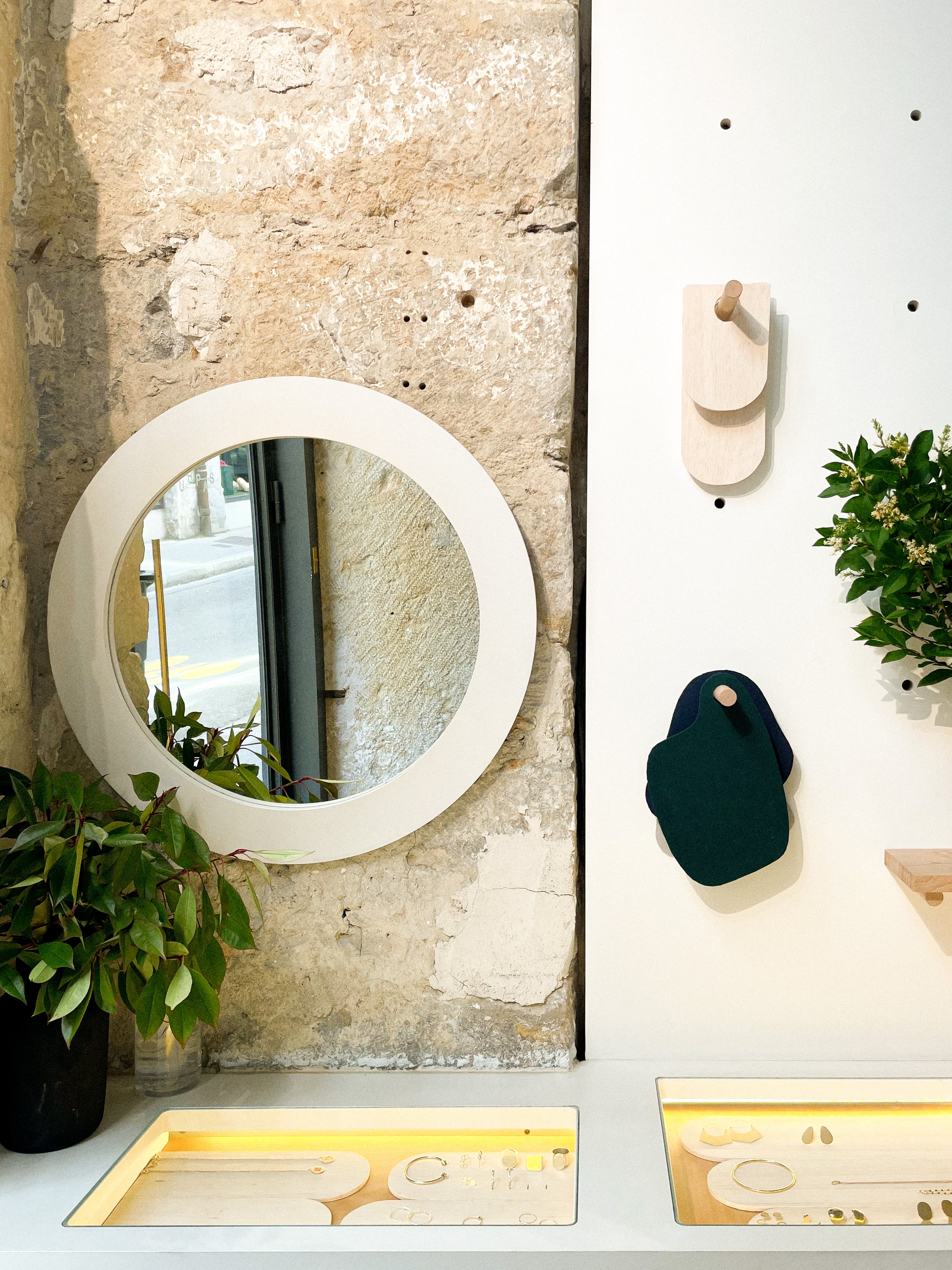 Belle photo de l'intérieur de l'atelier-boutique du 5, rue Chavanne à Lyon de la créatrice de bijoux Louise Vurpas. Bijouterie-joaillerie sur-mesure et petite série
