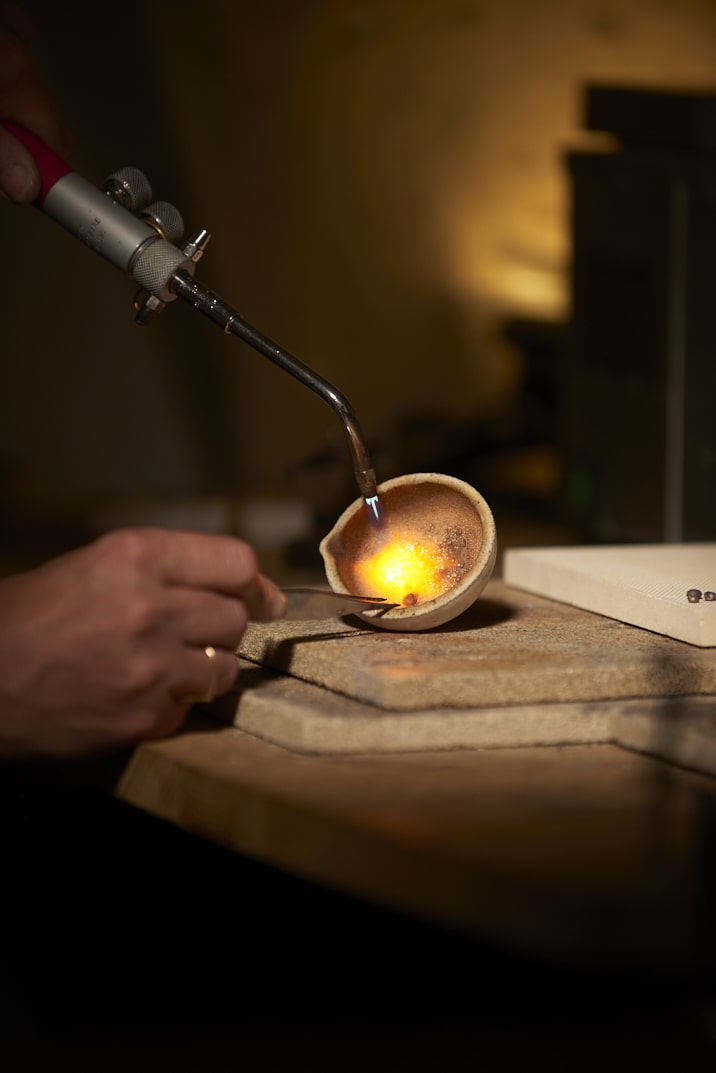 Photo de la créatrice de bijoux Louise Vurpas en train de chauffer une pépite d'or. Bijouterie-joaillerie sur-mesure et petite série