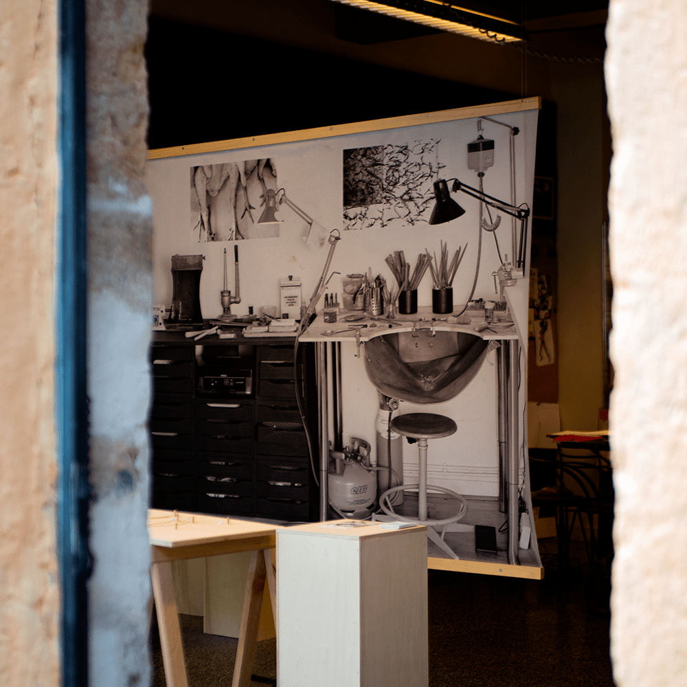 Photo de l'intérieur du bureau de la marque Bijouterie Fine de la créatrice de bijoux Louise Vurpas au 27, rue Saint-Georges à Lyon. Bijouterie-joaillerie sur-mesure et petite série