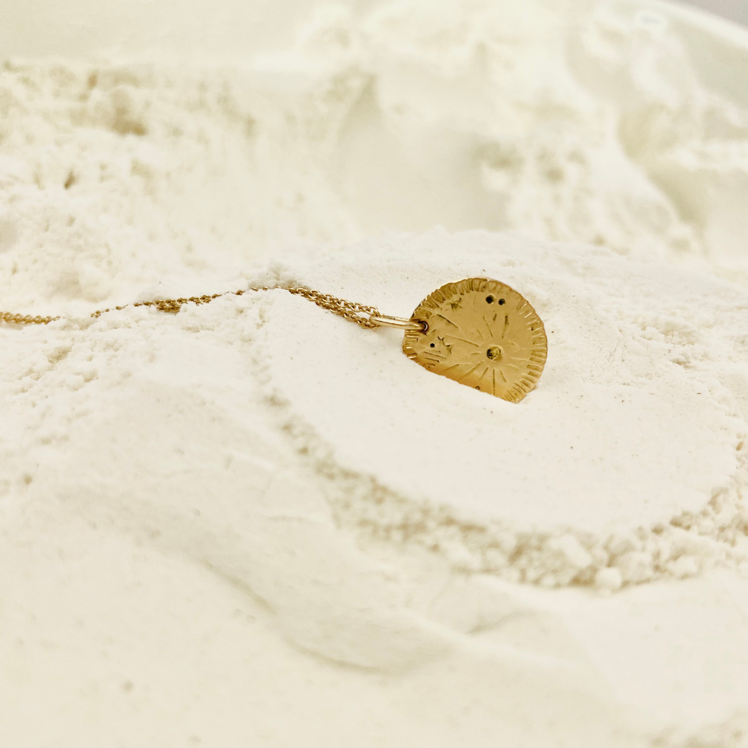 Packshot medaille Helios en Or 750 par la créatrice Louise Vurpas pour Bijouterie Fine