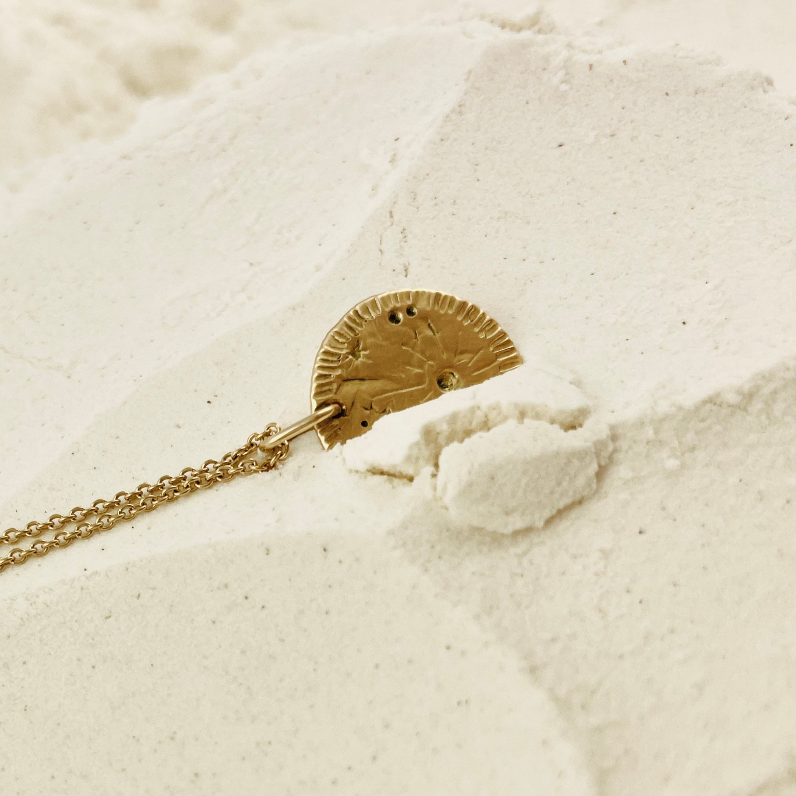 Packshot medaille Helios en Or 750 par la créatrice Louise Vurpas pour Bijouterie Fine